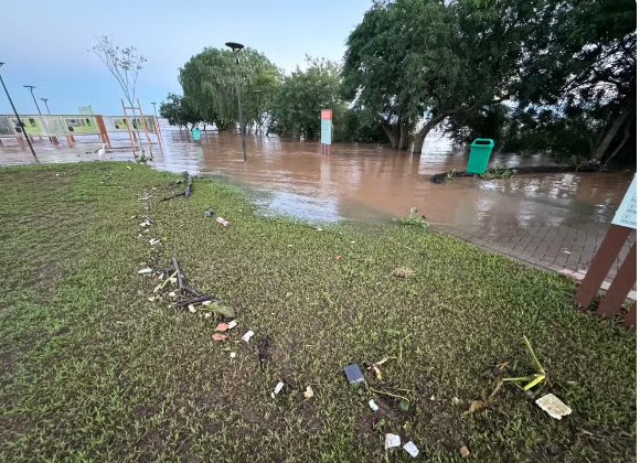 Imagem de compartilhamento para o artigo Nível do Guaíba baixa 8 cm em 24 horas e água para de avançar em Porto Alegre da MS Todo dia